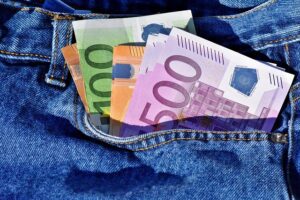 How to Make Money in 2025 Without Leaving Your Home